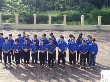 ĐOÀN VIÊN THANH NIÊN TRƯỜNG PTDTNT THPT HUYỆN MƯỜNG ẢNG THAM GIA HOẠT ĐỘNG TÌNH NGUYỆN TẠI ĐÀI TƯỞNG NIỆM CÁC ANH HÙNG LIỆT SĨ HUYỆN MƯỜNG ẢNG.