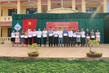 LẾ TUYÊN DƯƠNG KHEN THƯỞNG GIÁO VIÊN NHÂN VIÊN VÀ HỌC SINH ĐẠT THÀNH TÍCH CAO TRONG CÁC KÌ THI, CUỘC THI CẤP TỈNH CẤP QUỐC GIA