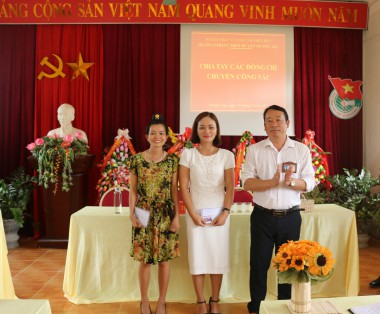 TRƯỜNG PTDTNT THPT HUYỆN MƯỜNG ẢNG CHIA TAY GIÁO VIÊN,  NHÂN VIÊN VỀ ĐƠN VỊ MỚI CÔNG TÁC