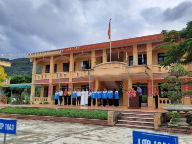 Khen thưởng giáo viên, học sinh đạt thành tích trong kỳ thi học sinh giỏi các môn văn hóa và máy tính cầm tay lớp 10,11 cấp cơ sở năm học 2019-2020.