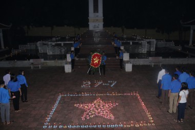 THẮP NẾN DÂNG HƯƠNG VÀ ĐẠO LÝ UỐNG NƯỚC NHỚ NGUỒN