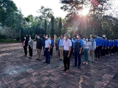 Trường PTDTNT THPT huyện Mường Ảng tổ chức lễ viếng nghĩa trang liệt sỹ huyện Mường Ảng