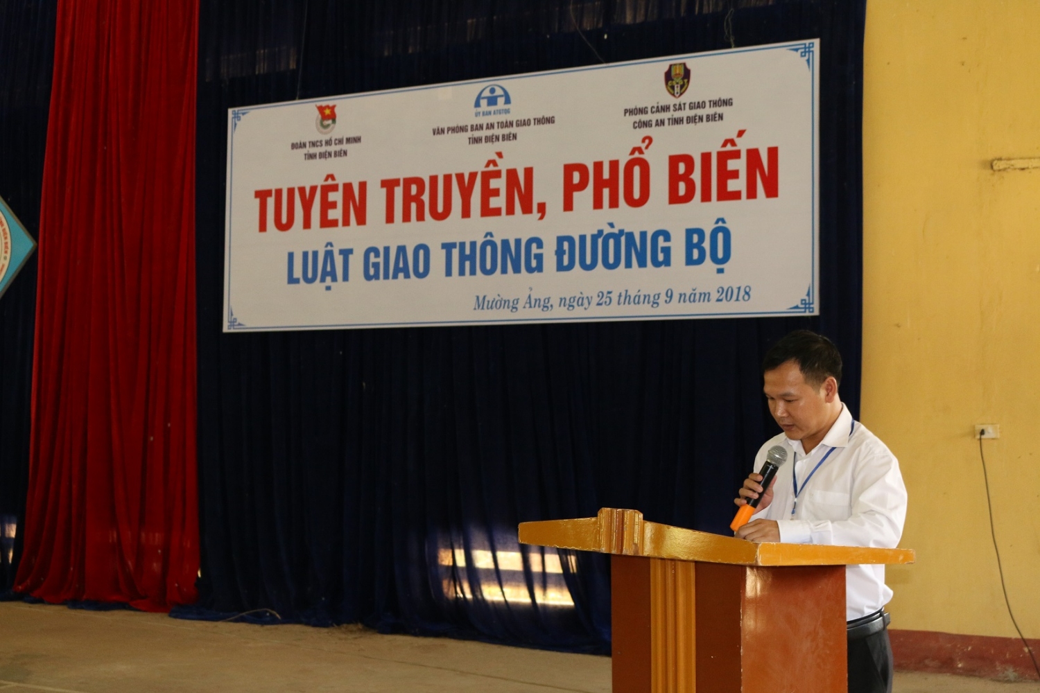 Ảnh 2 (Đc Nguyễn Tiên Phong lên giới thiệu đại biểu)