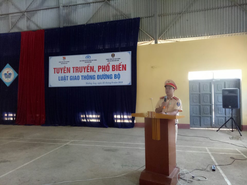 Ảnh 3 (Đại úy Trần Duy Anh lên tuyên truyền, phổ biến luật giao thông đường bộ)