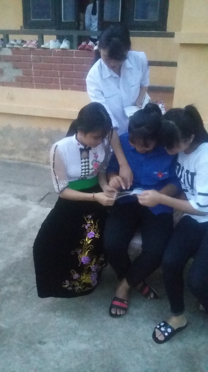 ảnh 6 b (HS trao đổi sau giờ tuyên truyền)