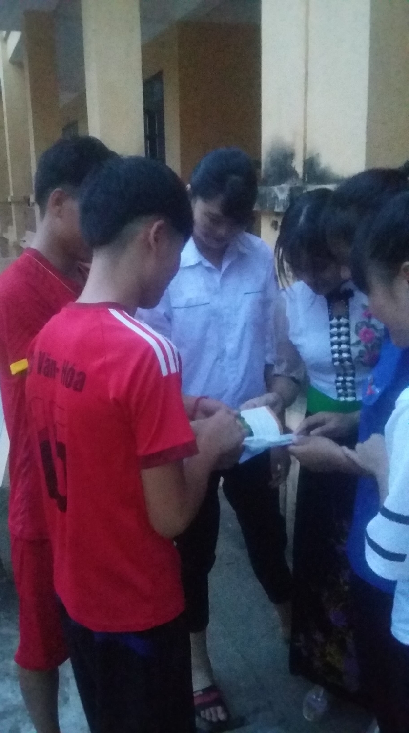 Ảnh 8 (HS trao đổi sau giờ tuyên truyền)