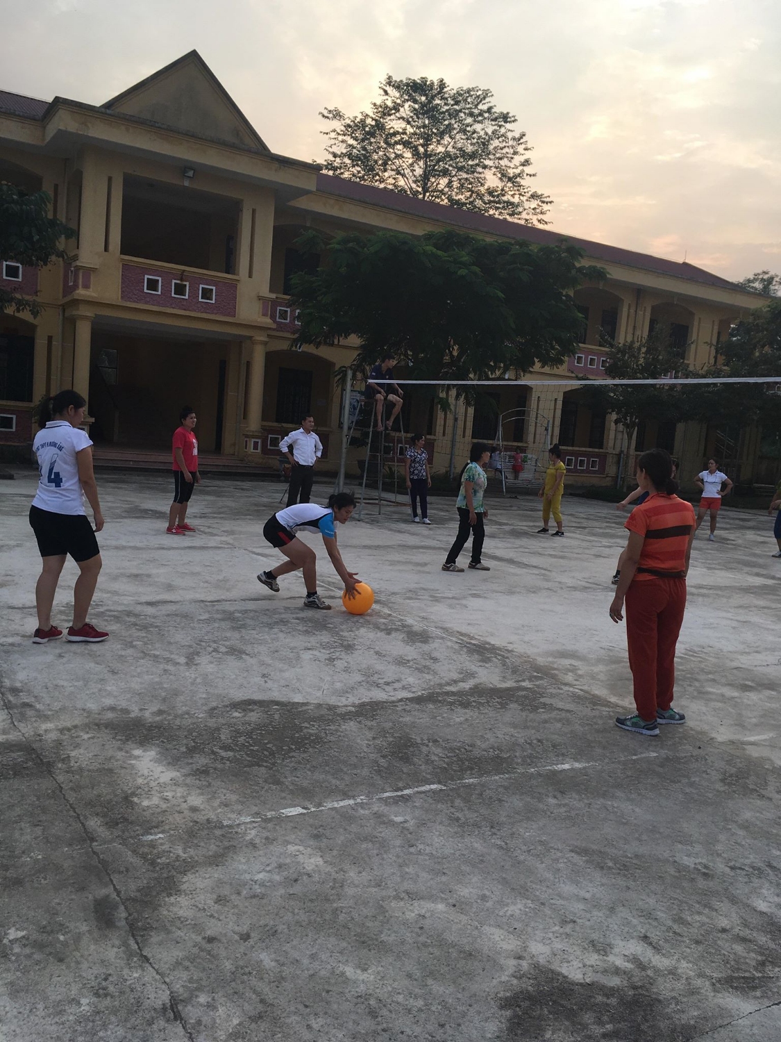 Hình ảnh buổi thi đấu bóng chuyền hơi.