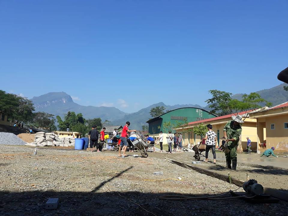 Thầy và trò trường PTDTNT THPT huyện Mường Ảng chung tay xây dựng cảnh quan trường lớp