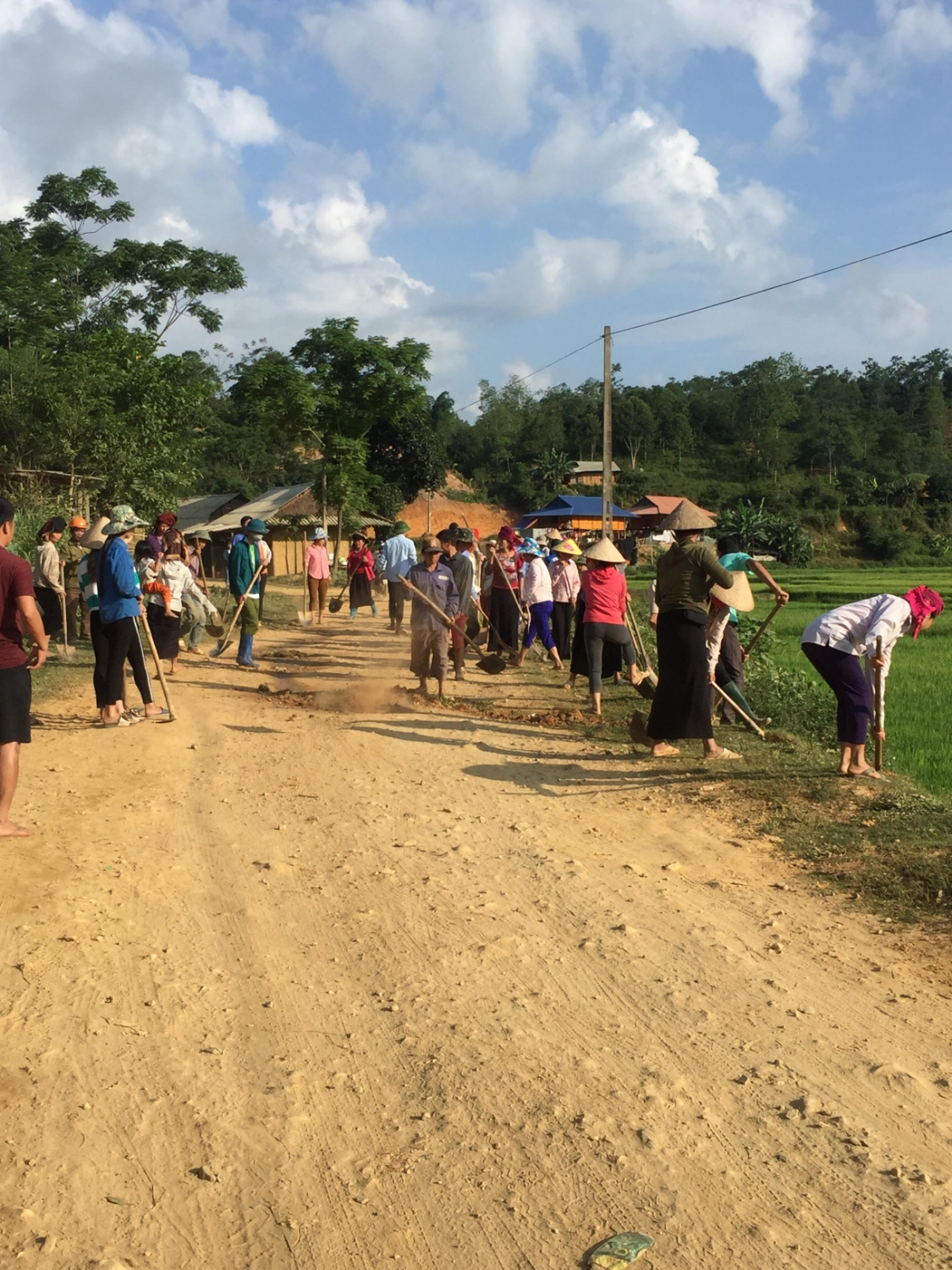 Tham gia cải tạo, sửa chữa đường cùng nhân dân xã Ẳng Tở