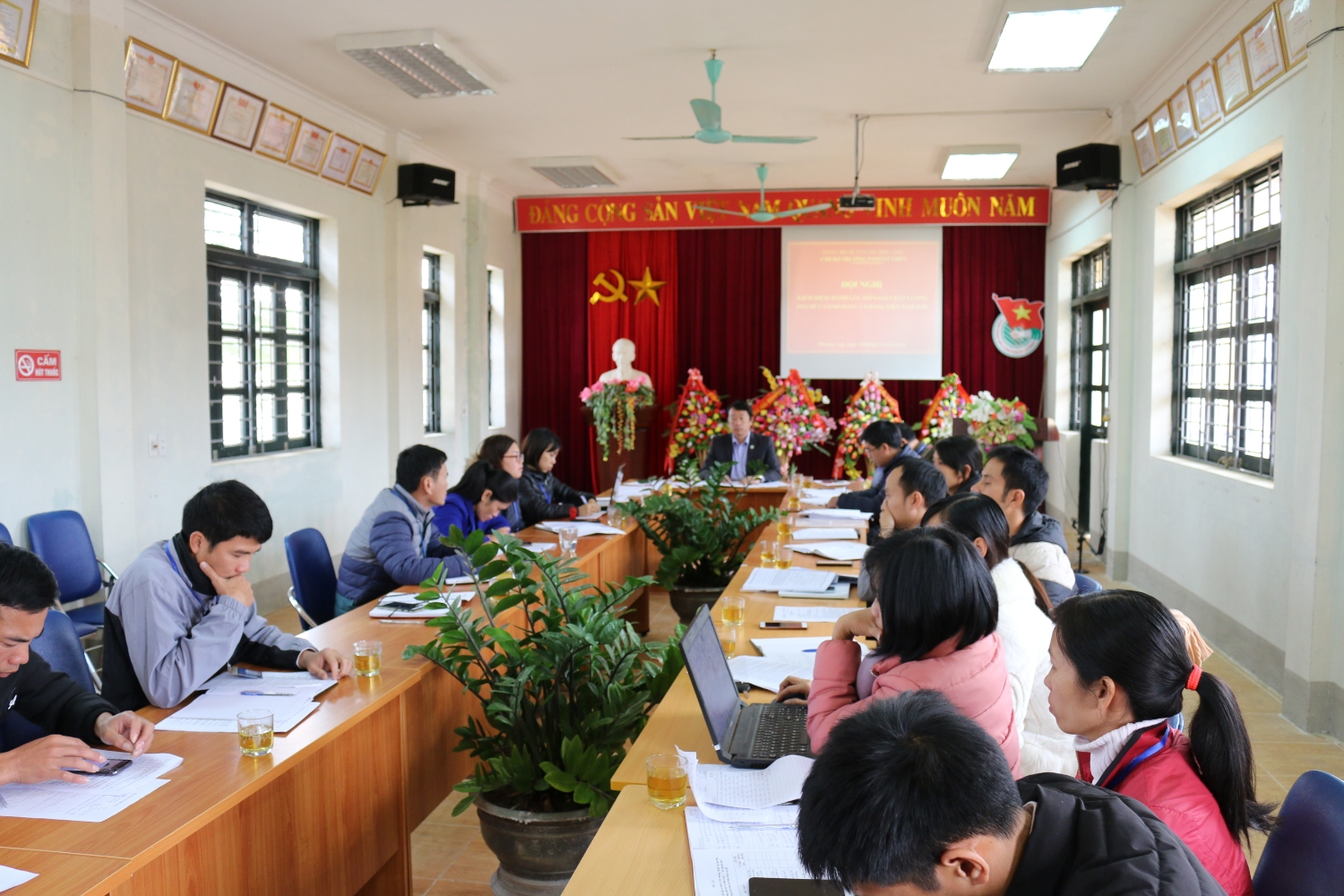 CHI BỘ TRƯỜNG PTDTNT THPT HUYỆN MƯỜNG ẢNG TIẾN HÀNH HỘI NGHỊ KIỂM ĐIỂM ĐÁNH GIÁ XẾP LOẠI CHẤT LƯỢNG  TỔ CHỨC CƠ SỞ ĐẢNG VÀ ĐẢNG VIÊN NĂM 2018