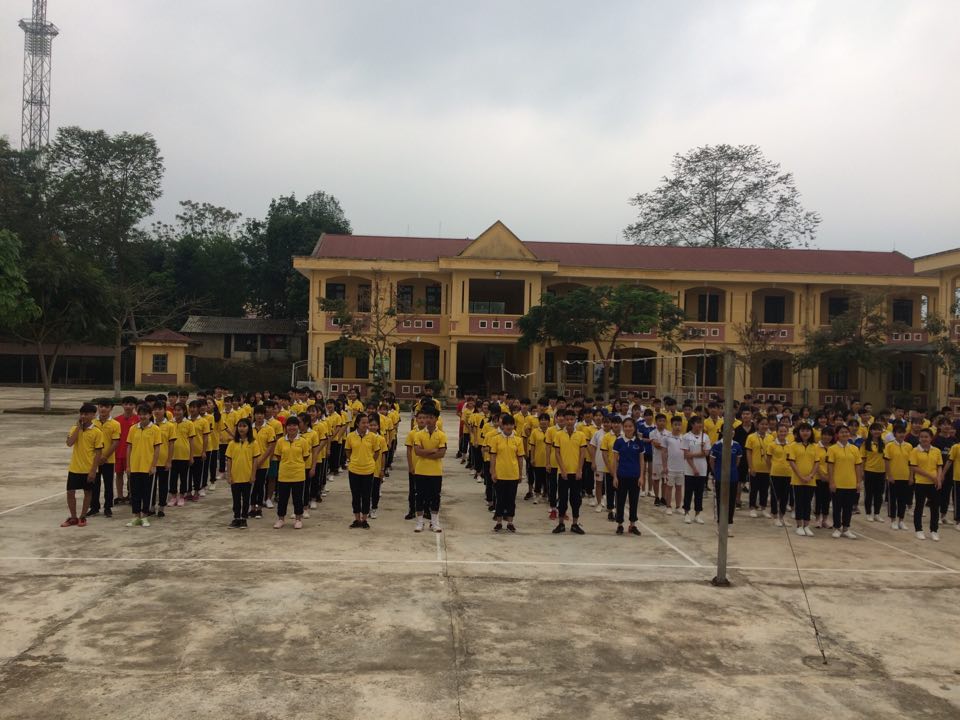 ảnh 3 học sinh hô khẩu hiệu