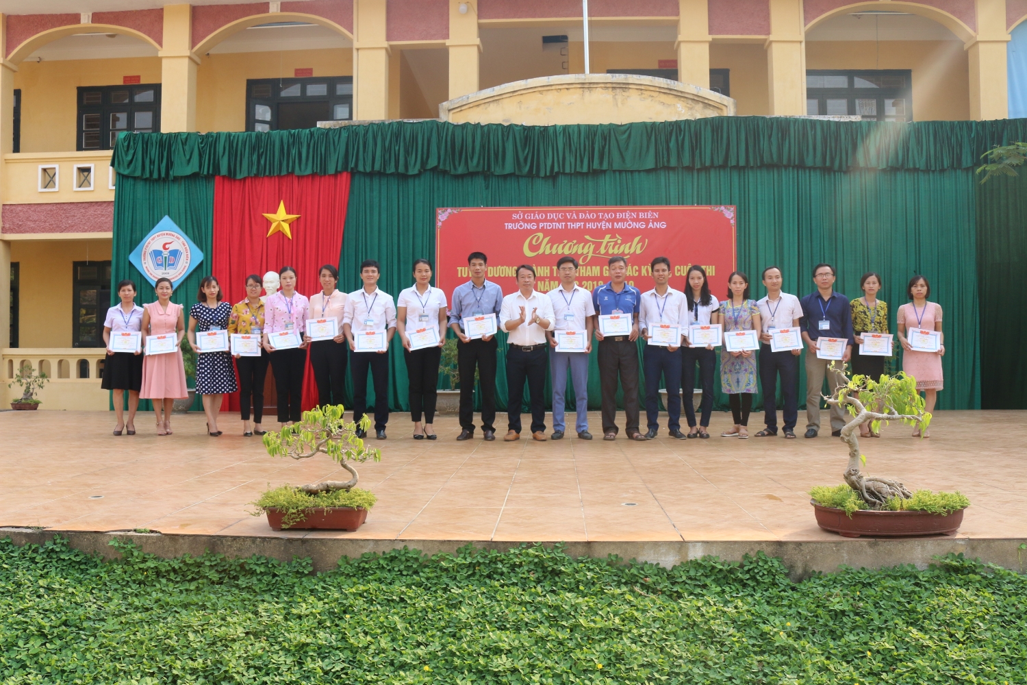 LẾ TUYÊN DƯƠNG KHEN THƯỞNG GIÁO VIÊN NHÂN VIÊN VÀ HỌC SINH ĐẠT THÀNH TÍCH CAO TRONG CÁC KÌ THI, CUỘC THI CẤP TỈNH CẤP QUỐC GIA