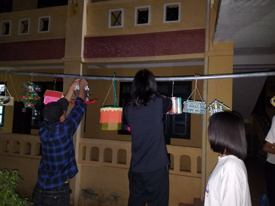 ảnh 1 Học sinh trưng bày sản phẩm