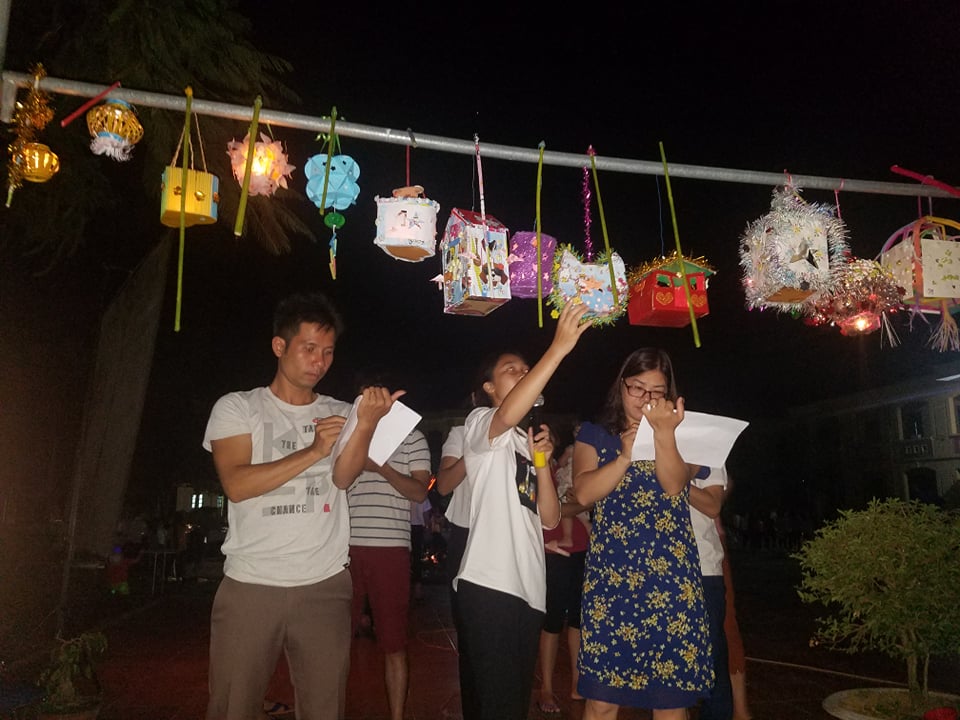 ảnh 3 Ban giám khảo chấm sản phẩm của các em học sinh khối 10