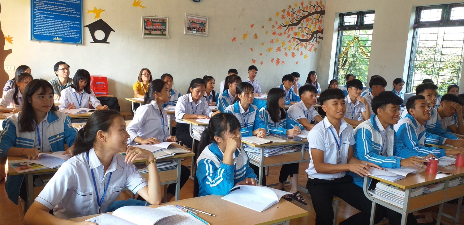 Ảnh 2 Các thầy cô giáo trong Tổ dự giờ đồng nghiệp