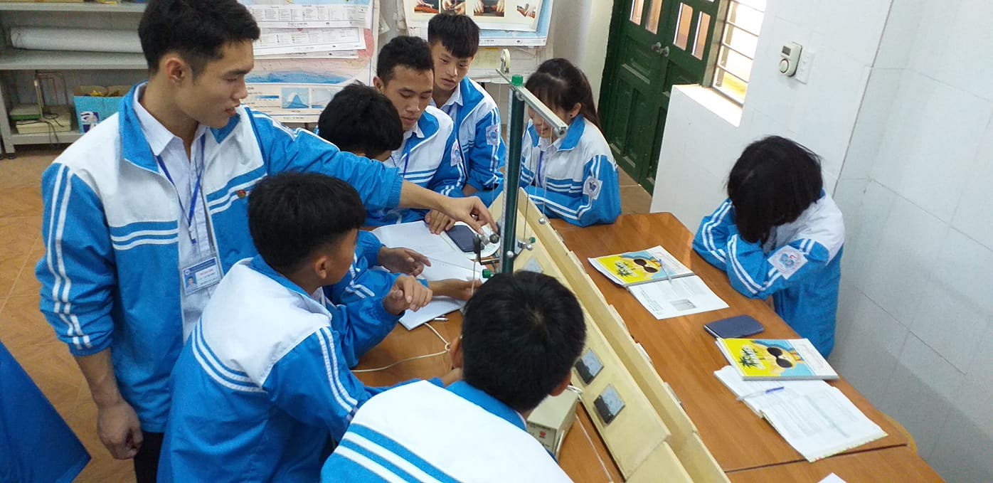 Ảnh 4 Học sinh trong tiết học thực hành Vật Lí