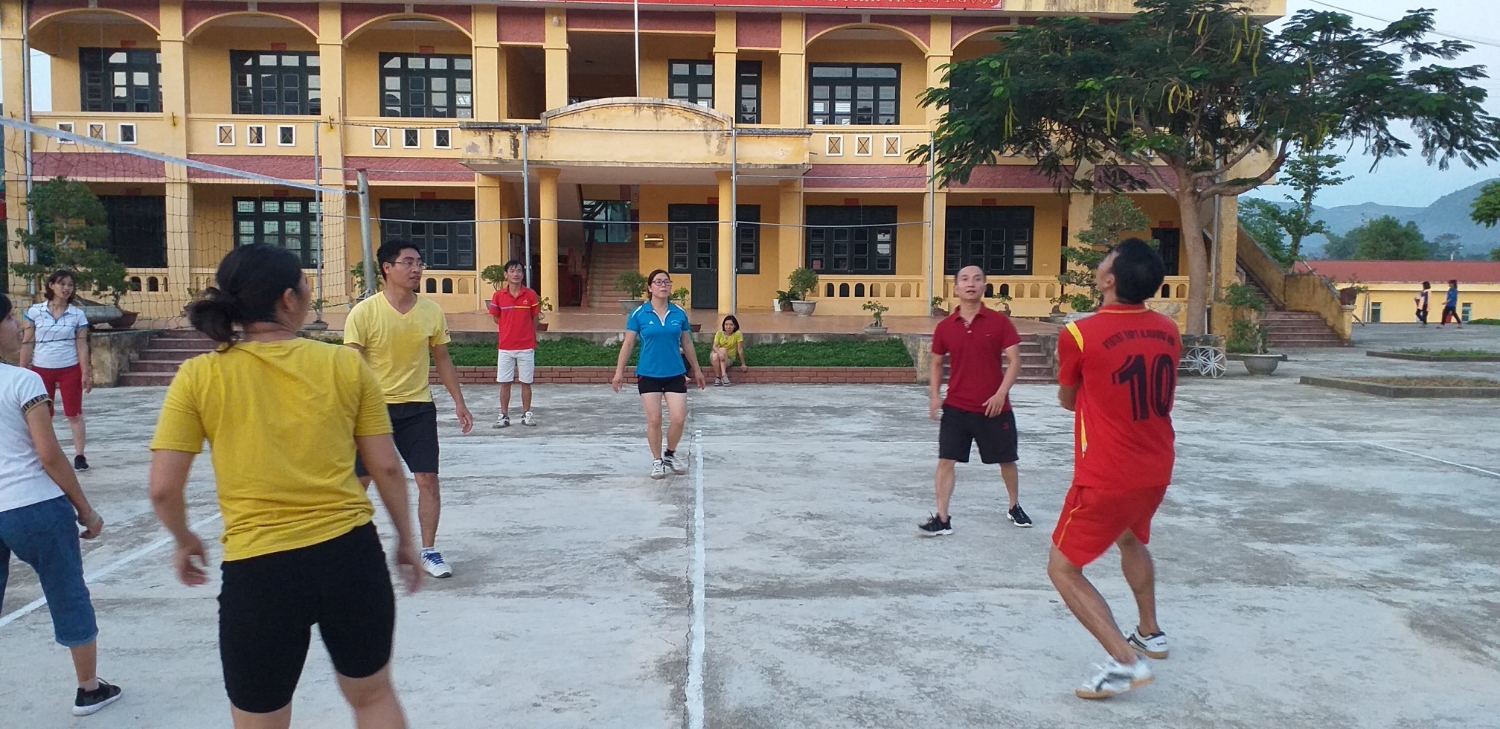 Ảnh 5 Các thầy cô giáo trong tổ hoạt động thể thao