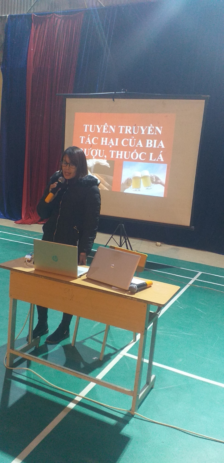 Ảnh 5 Cô giáo Lường Thị Tình tuyên truyền về tác hại của bia rượu, thuốc lá