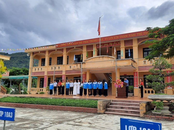 Thầy giáo Nguyễn Tiên Phong Phó hiệu trưởng nhà trường biểu dương, khen thưởng các em có thành tích cao trong kì thi chọn học sinh giỏi