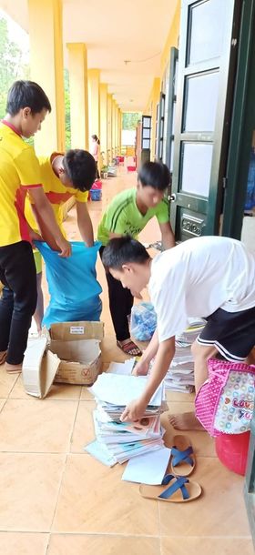 anh 1 thu gom giay bao