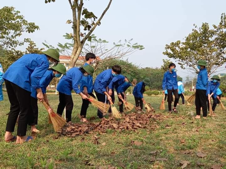 Ảnh 3 quét dọn quảng trường Hoa Ban