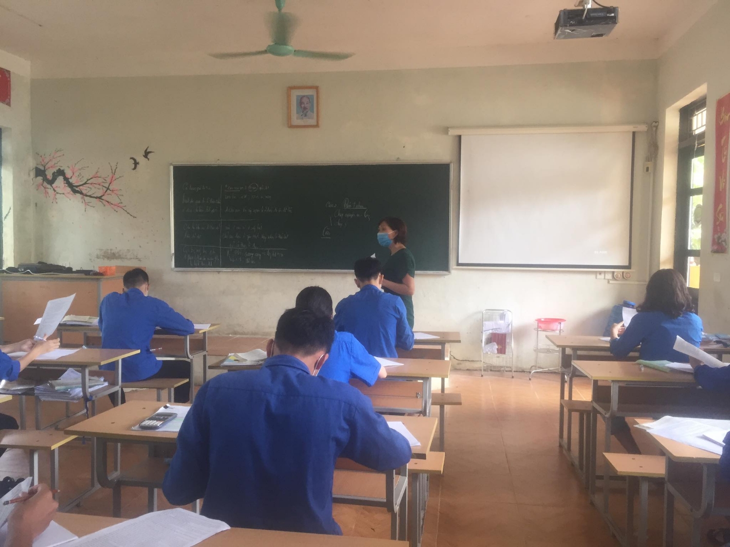 Ảnh 1 học sinh ôn thi tốt nghiệp THPT 2021