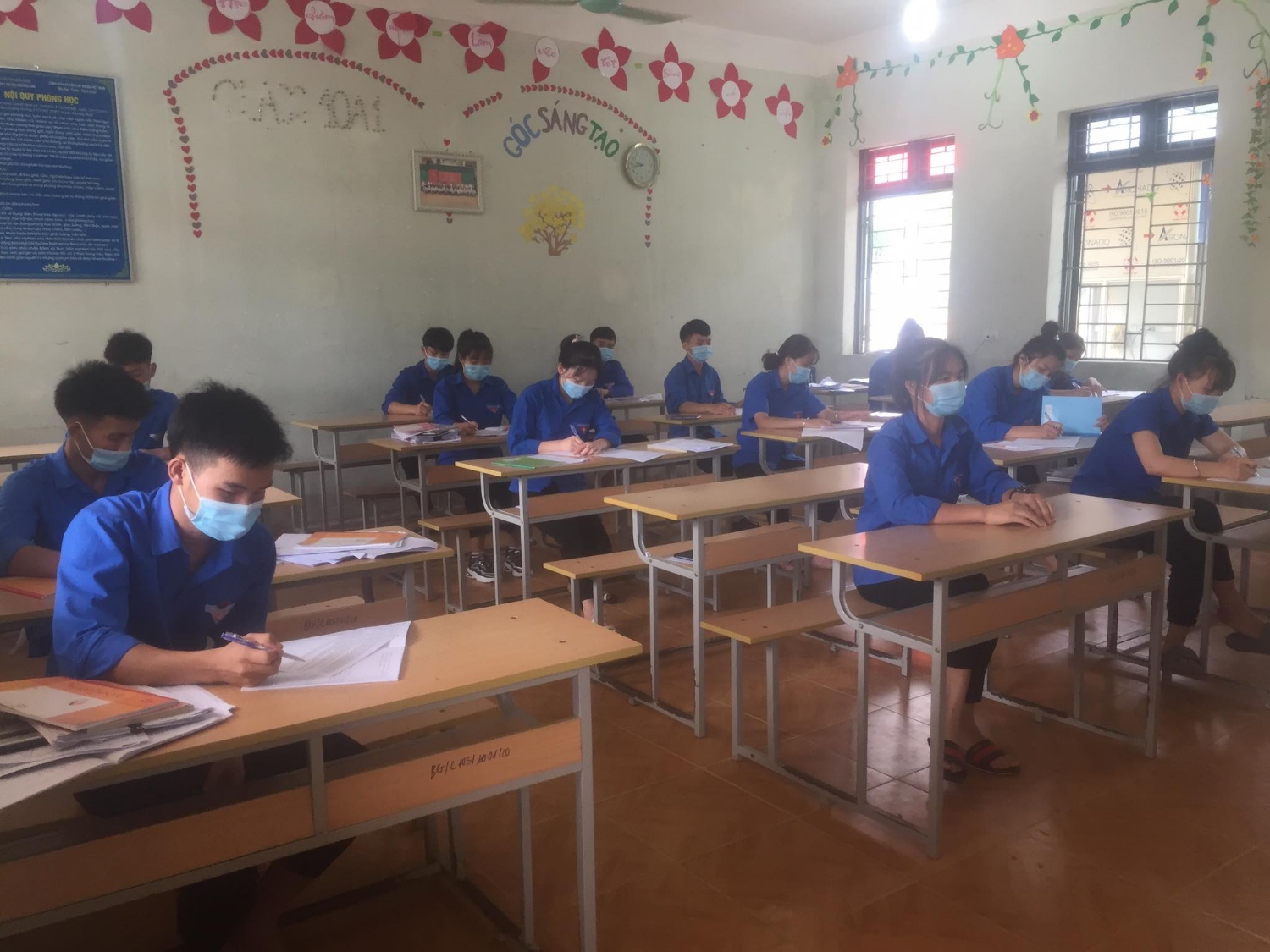 Ảnh 2 học sinh thực hiện dãn cách trong các giờ tự học