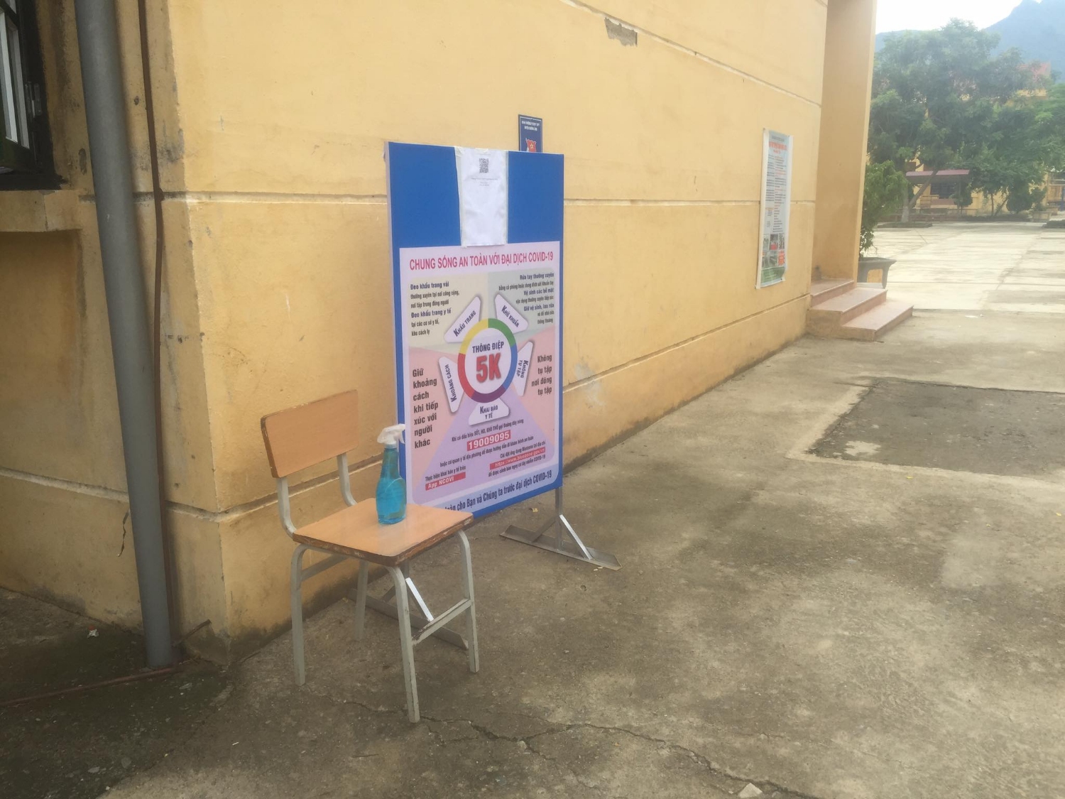 Ảnh 3 thông điệp 5K và nước rủa tay sát khuẩn tại cổng trường
