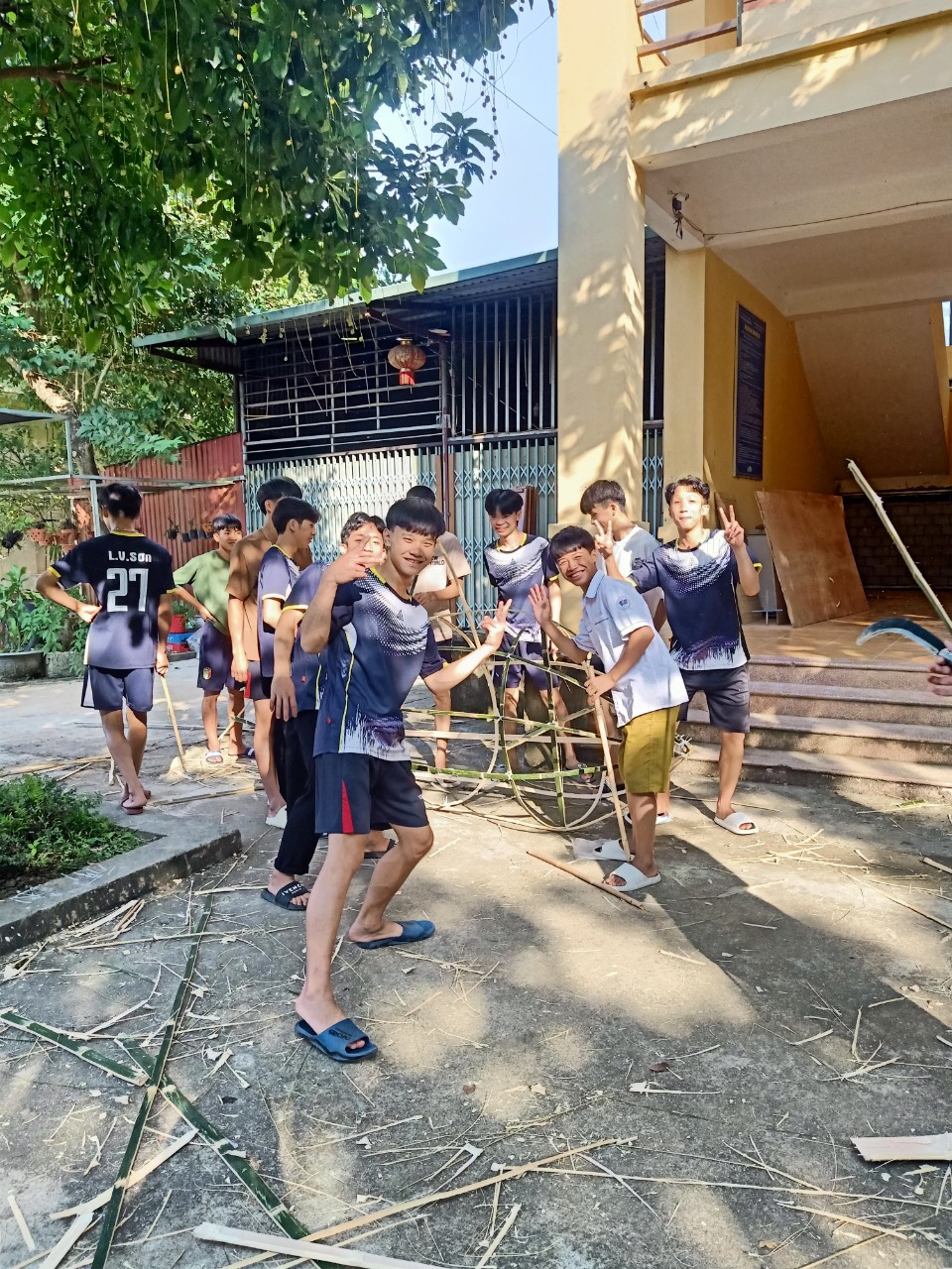 Ảnh 1 Công tác chuẩn bị làm đèn trung thu (3)