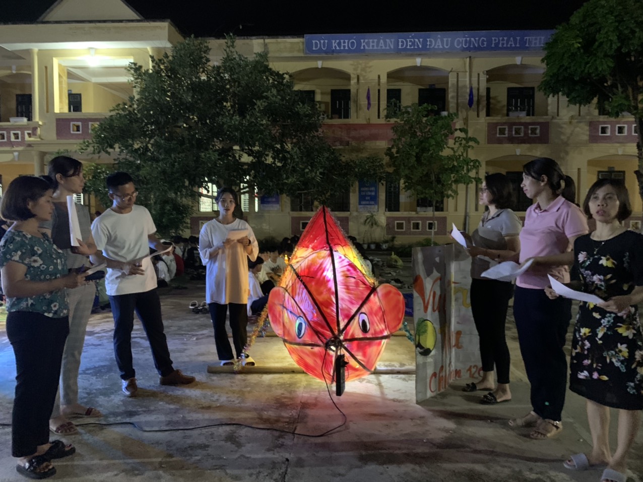 Ảnh 4 Ban giám khảo chấm đèn lồng